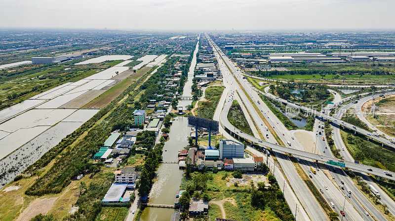 大型公路立交鸟瞰图。