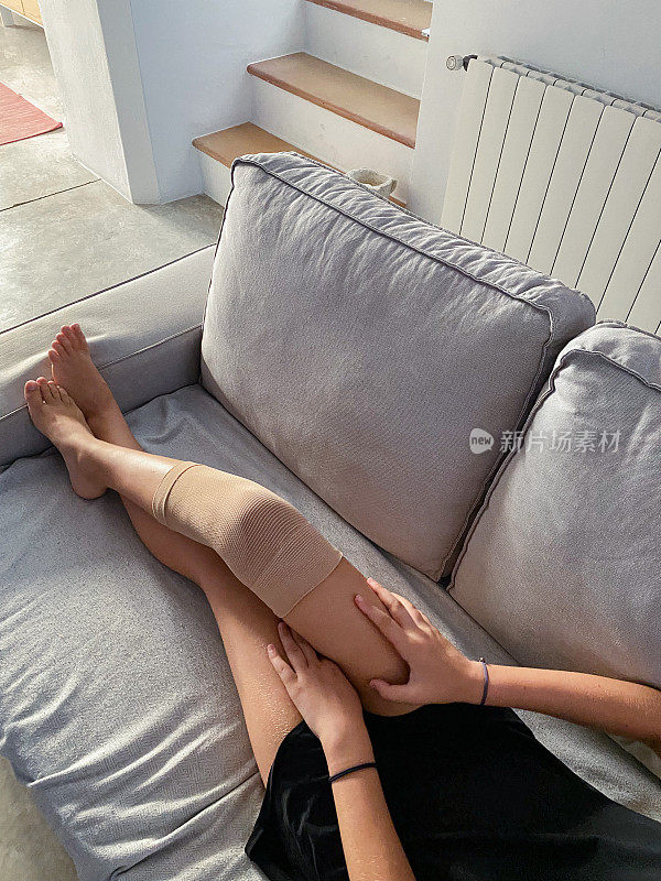 意外发生了:小女孩在沙发上用护膝做休息