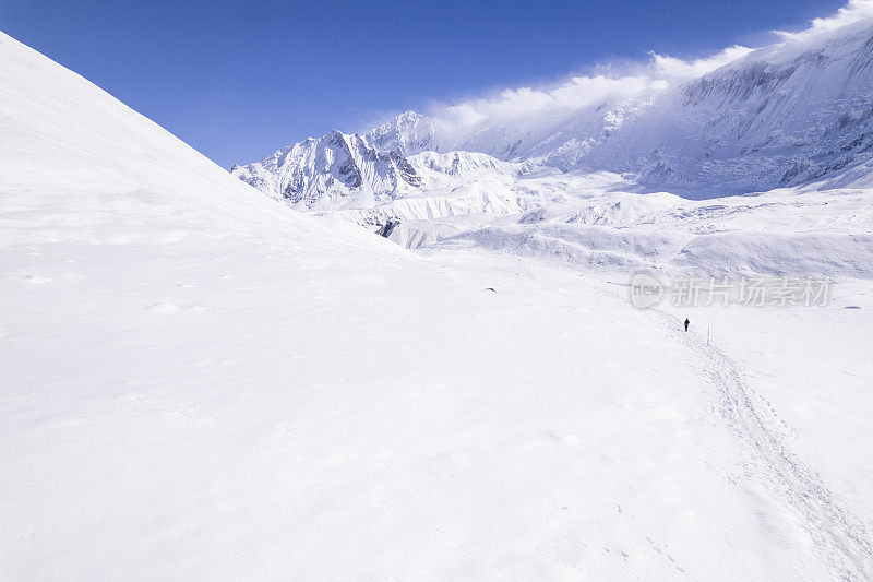 浪漫的景色在雪山与步道