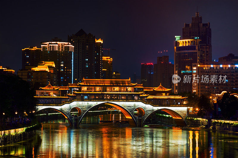中国成都夜晚的安顺桥