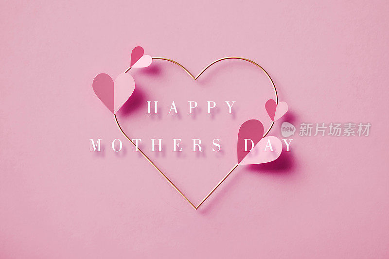 母亲节快乐的信息在粉红色的心形在金色的心形在粉红色的背景