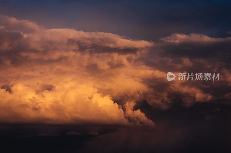 日落的天空。云。雨