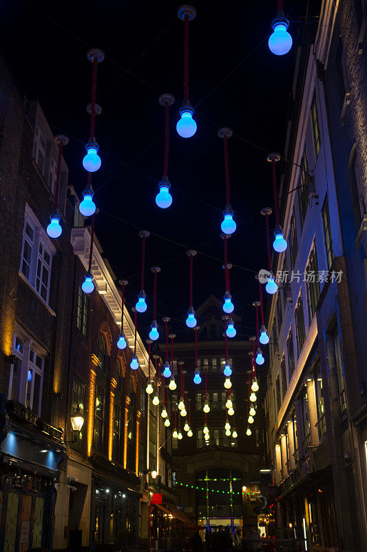 在英国伦敦，夜晚的苏活街装饰着传统的圣诞装饰