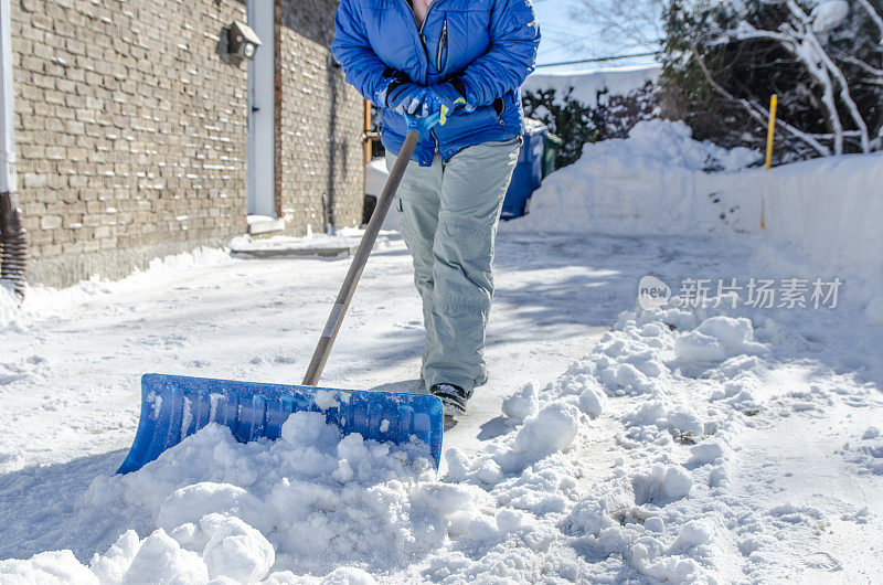 近距离拍摄铲雪