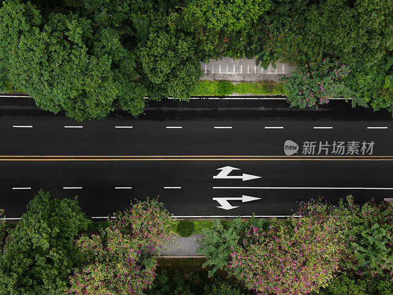 空荡的城市道路鸟瞰图