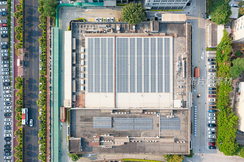 现代工业区厂房屋顶的太阳能电池板鸟瞰图