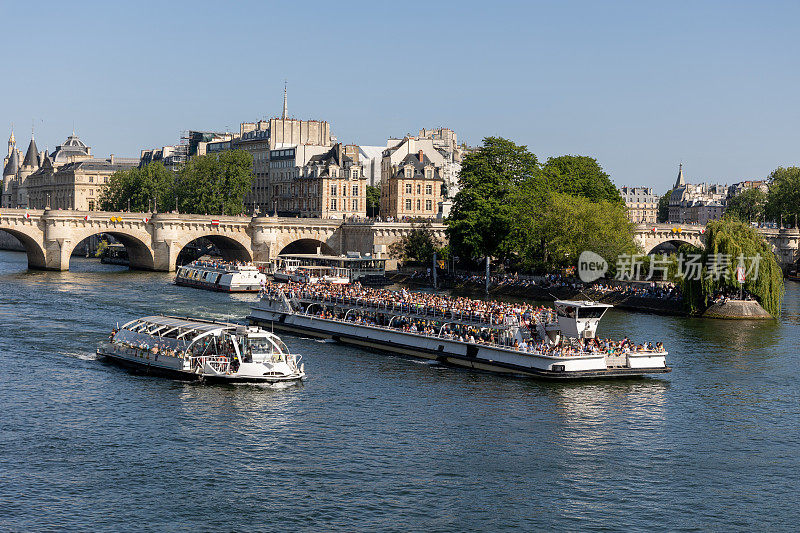 塞纳河上的巴黎观光船