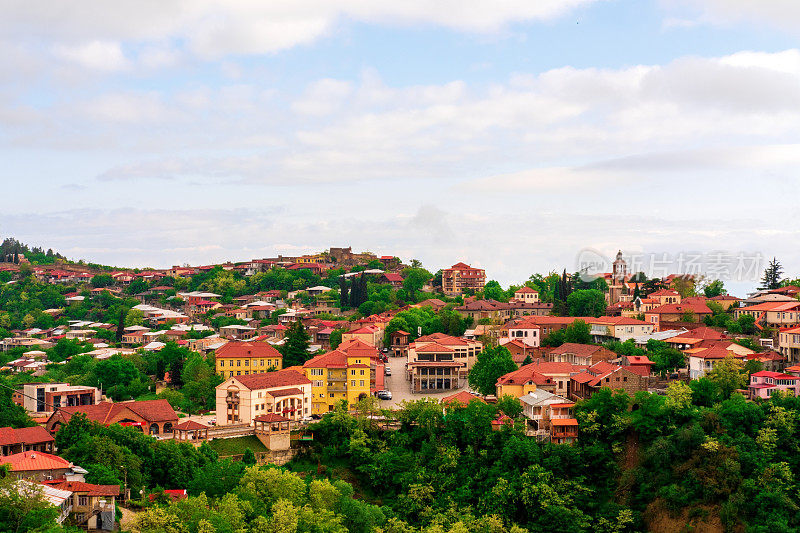 在一个阳光明媚的夏日，爱之城西格纳吉在格鲁吉亚的城市全景。格鲁吉亚著名的地标。