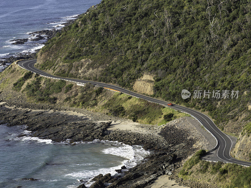 弯弯曲曲的路，红色的车