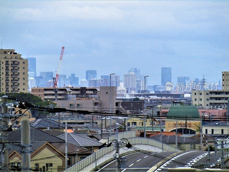 日本。7月。从郊区看东京的蓝色摩天大楼。
