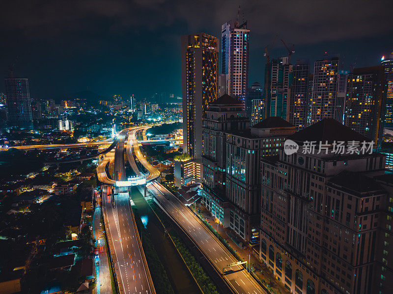 无人机查看吉隆坡夜间城市景观