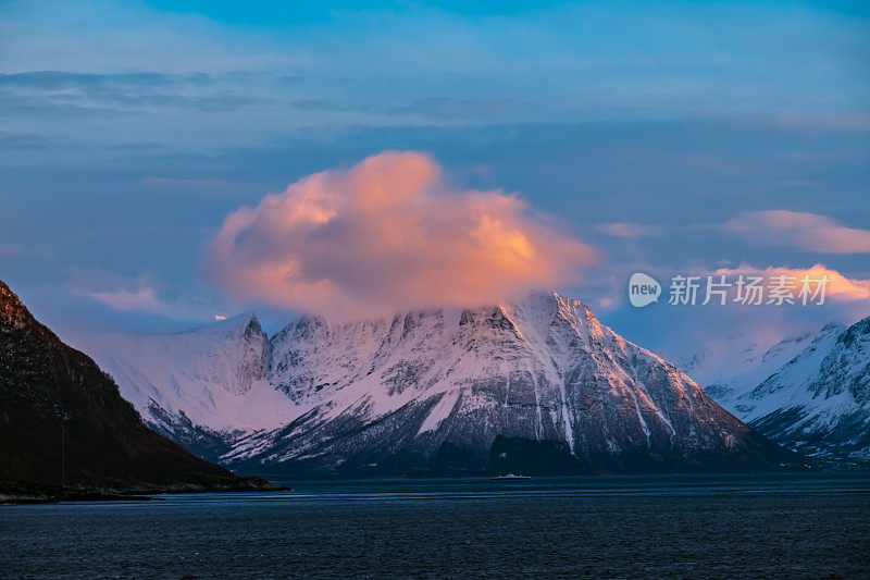 美丽的日出在挪威山脉