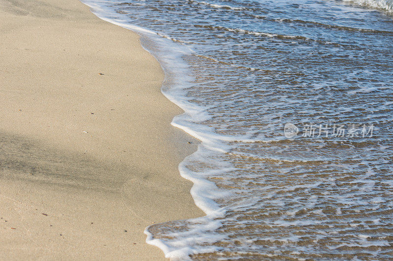 半水带泡沫和细沙海滩