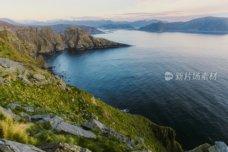 挪威风景优美的岛屿上的夏日午夜太阳