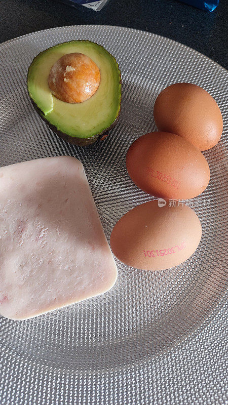 早餐，鸡蛋，鳄梨，火腿