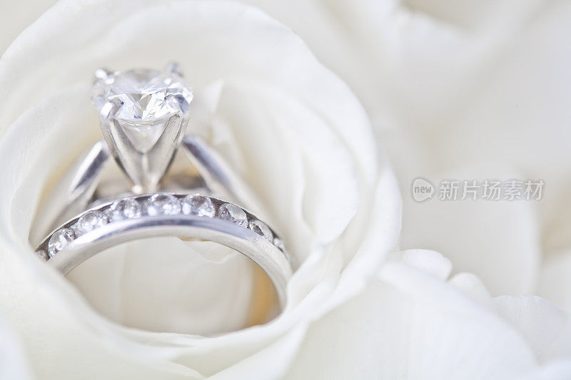 白玫瑰镶嵌的结婚戒指