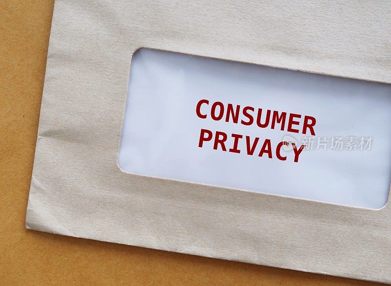 办公信封上写着“消费者隐私”，即人们在向企业和应用程序提供个人信息时关心保护自己的隐私和个人数据的概念