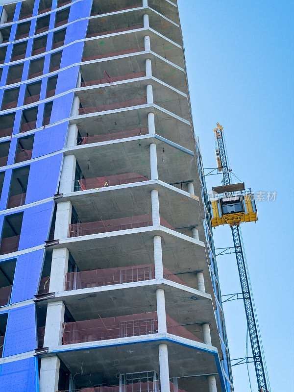 用起重机建造建筑物