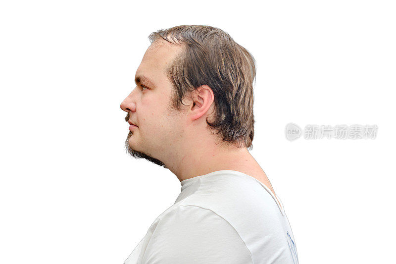 一个男人的肖像，穿着白色t恤，胡子剃了一半，脸的侧面。冠状病毒疫情后恢复正常生活的概念，隔离在白色背景上