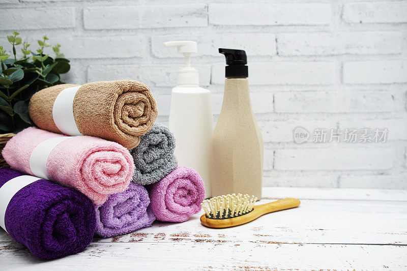 清洁毛巾，洗发水，液体肥皂和其他洗漱用品和室内配件，并留下复印空间