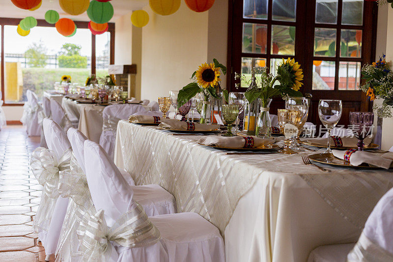 婚宴上一张装饰精美的桌子