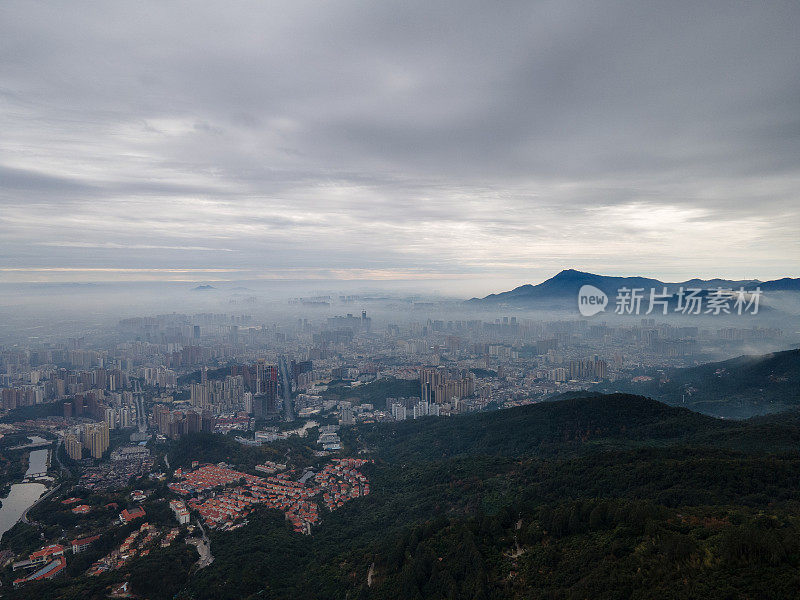 云雾笼罩的城市鸟瞰图