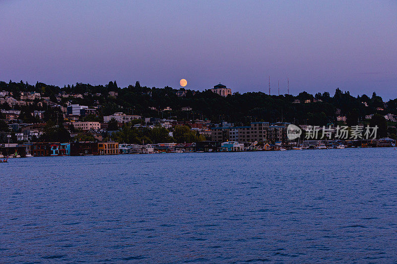 月亮从华盛顿西雅图的联合湖升起