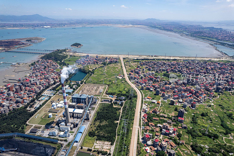海滨化工厂和城镇鸟瞰图