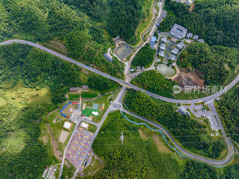 在蓝天白云的群山中俯瞰蜿蜒的道路