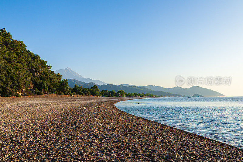 早晨，在Cirali村的海滩上