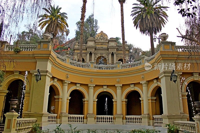 公园入口入口。西班牙殖民风格的建筑
