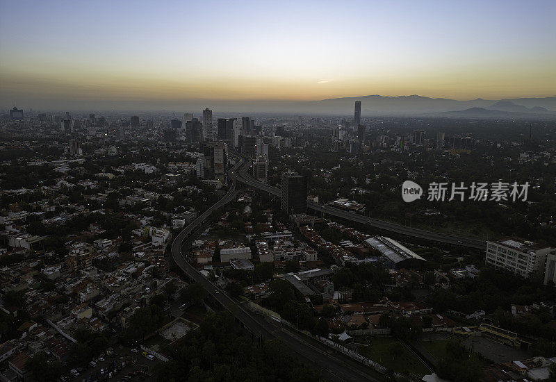 墨西哥城黎明时分的市景