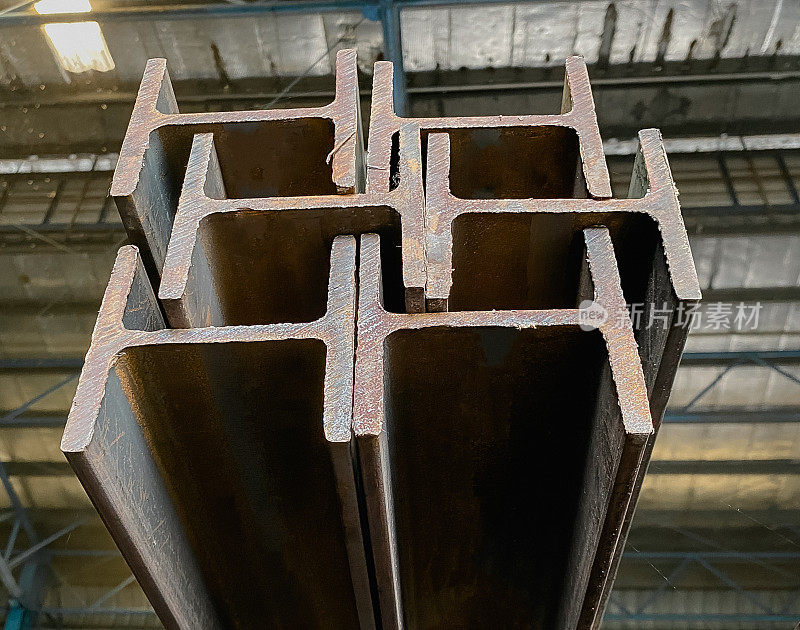 钢梁生产。金属型钢在金属产品仓库中的包装。本厂产品为金属结构件的生产。焊接工字梁