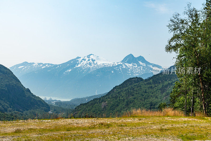 美国阿拉斯加州怀特山口山顶游览列车。