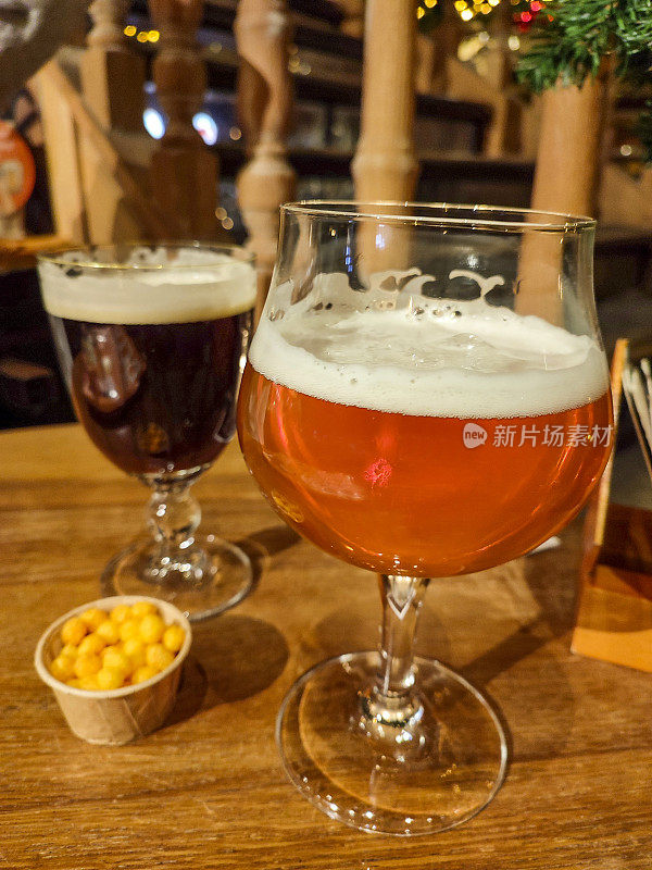 在比利时布鲁塞尔，新鲜可口的比利时啤酒