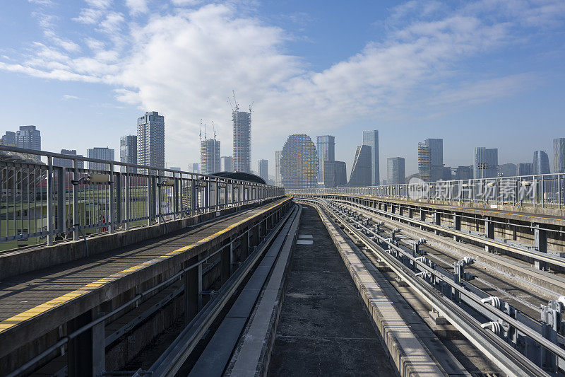 现代摩天大楼和城市轨道交通的风景照片