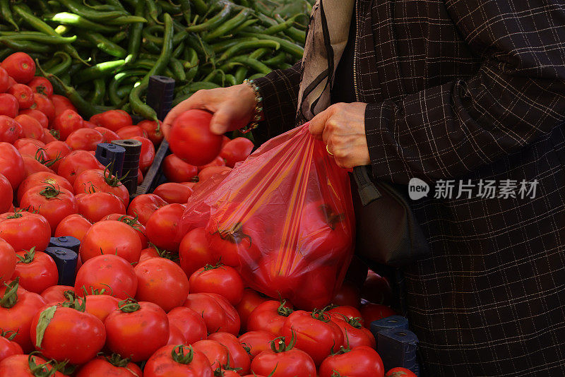 在集市上卖蔬菜和水果