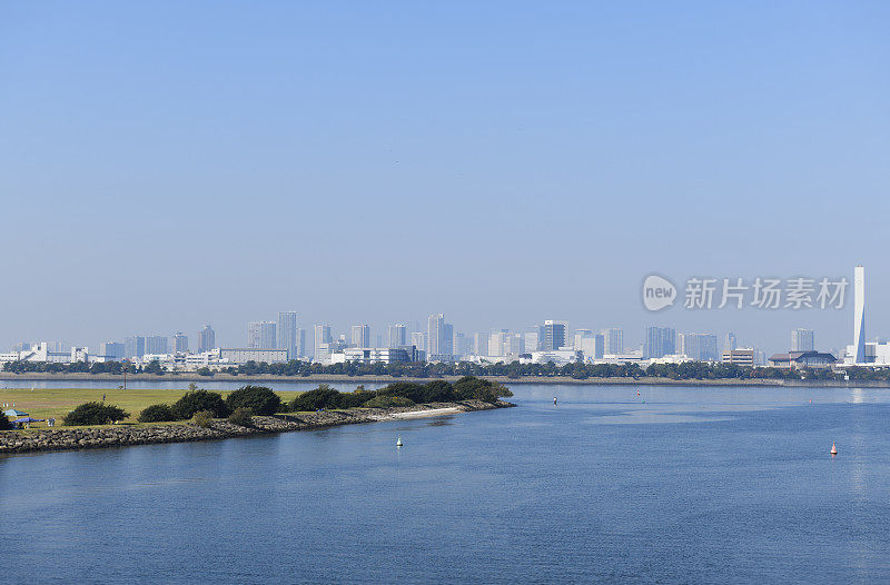 从东京湾地区俯瞰城市天际线