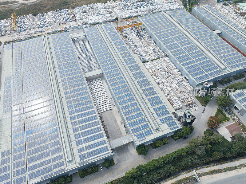 工厂太阳能屋顶鸟瞰图
