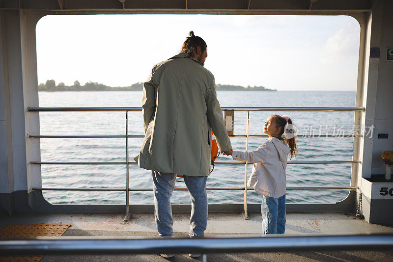 女孩和她的父亲乘船旅行