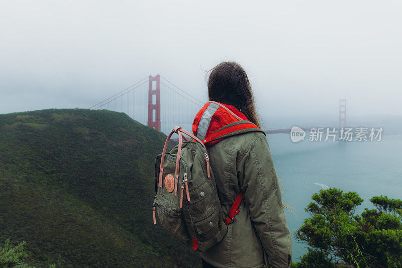 背着双肩包的女子俯瞰旧金山金门大桥