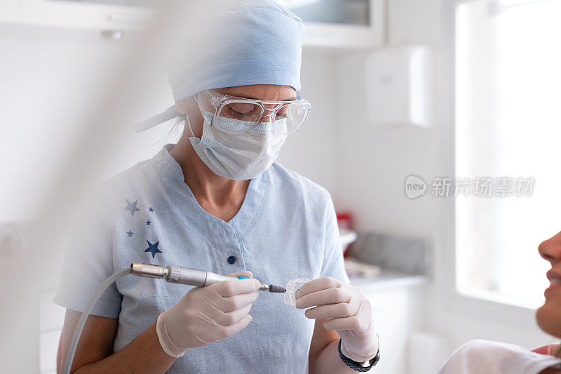 女牙医和病人在牙科会诊