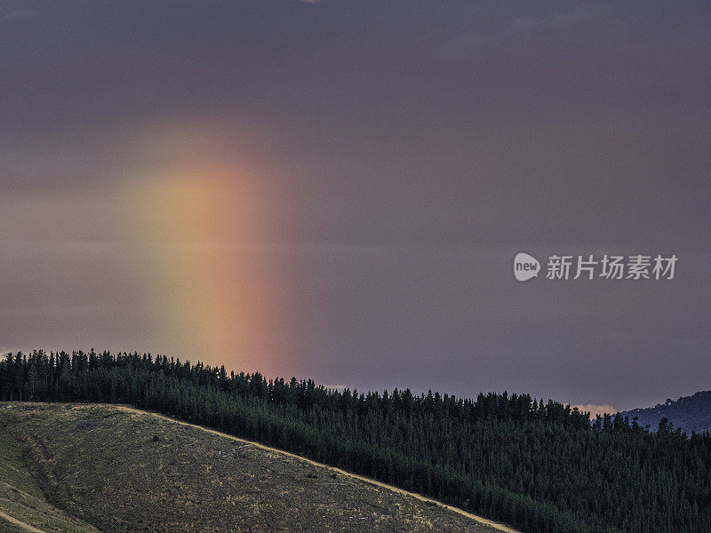 暴风雨天空中的彩虹