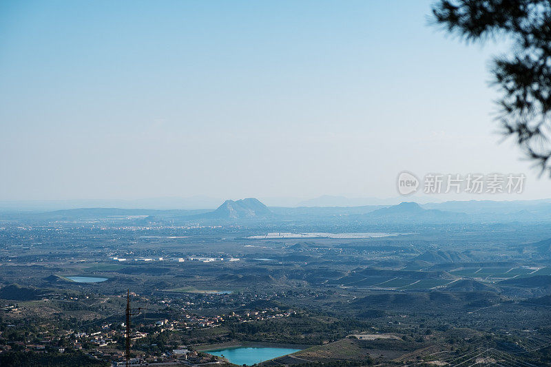 夏季阿利坎特地区的风景。从卡德科多尔山上俯瞰山谷。