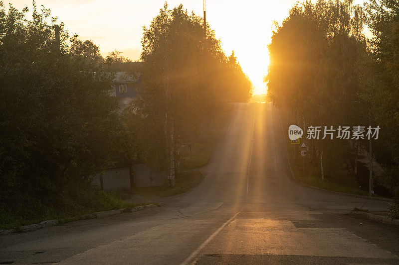 夕阳下空荡荡的城市道路。这条路向上延伸。成功与成长理念
