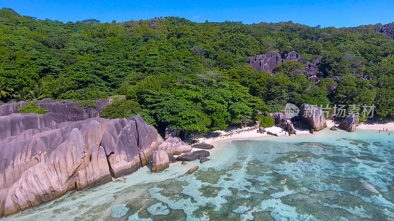 塞舌尔拉迪格的阿根特海滩。热带海岸线在阳光明媚的日子鸟瞰图