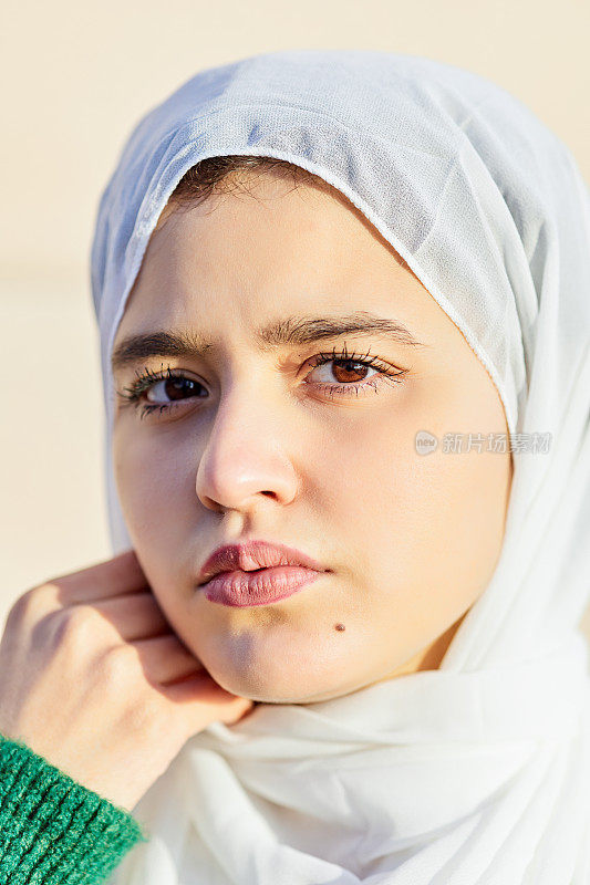 一个严肃的穆斯林妇女戴着头巾的垂直照片