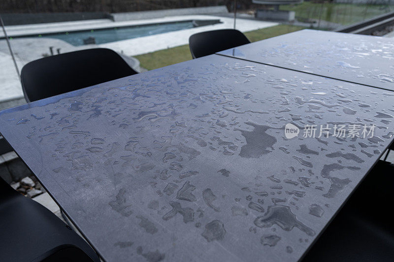 雨后没有人在酒店露台上的湿桌