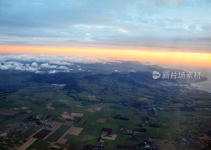 日落时从空中俯瞰毛里求斯岛-路易斯港和莫卡山脉