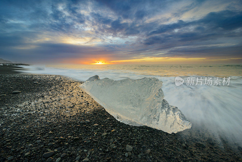 在冰岛Jokulsarlon被称为钻石海滩的黑灰海滩上，被冲上来的冰形状